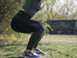 5-Exercicios-Eficientes-para-Tonificar-as-Pernas-em-casa-agachamento